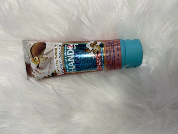 Crema hidratante para manos de aceite de almendras 130 ml's foto | Mumi Tienda |  BizneCubano